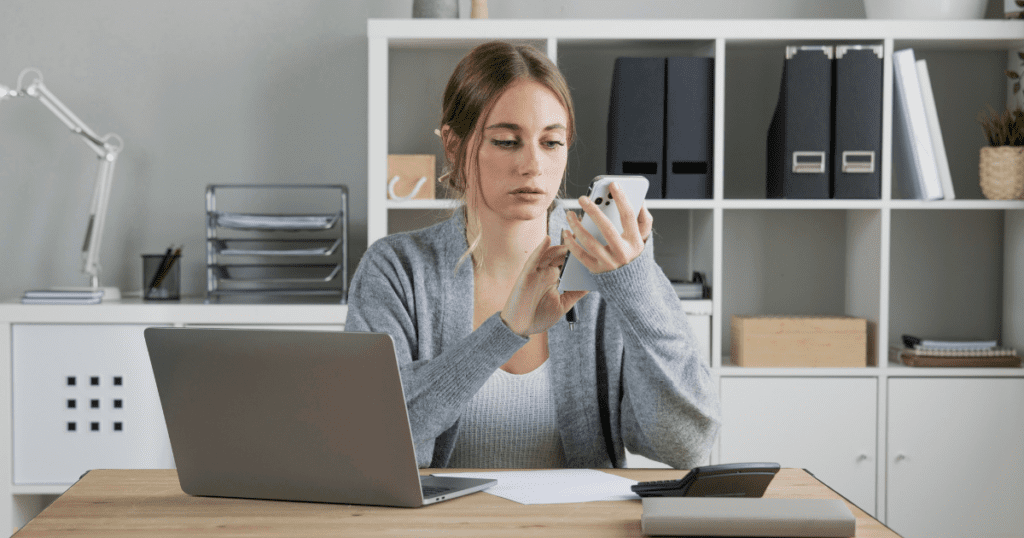 digitális túlterheltséget ábrázoló nő több eszköz használata közben