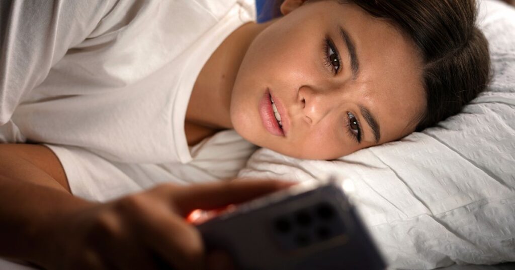 késő esti telefonozás, nincs megfelelő rutin kialakítva