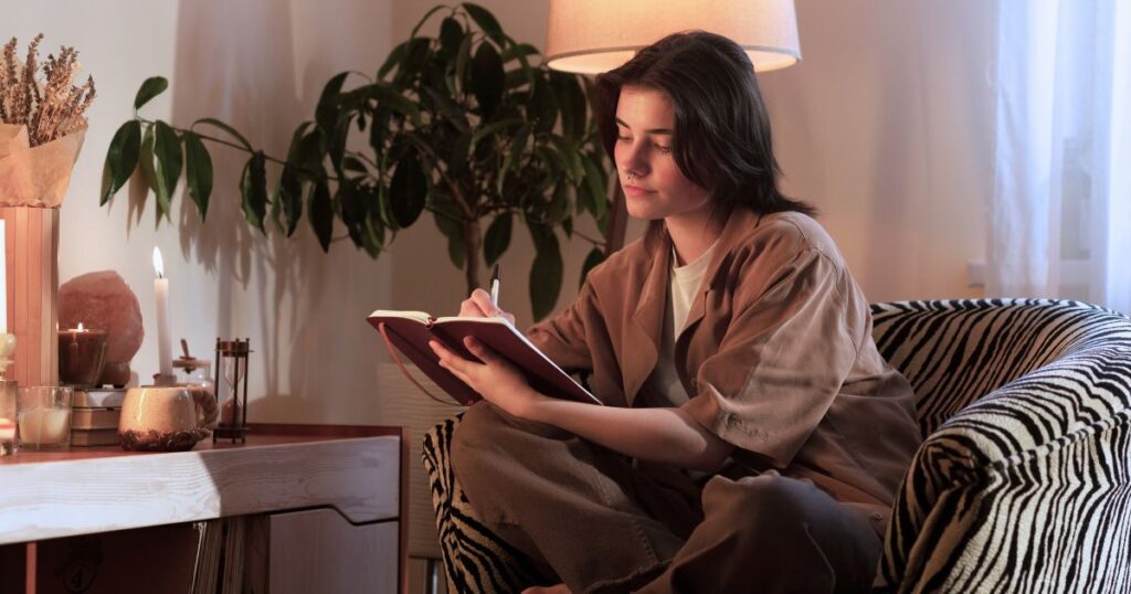 Esti hangulat naplóírással – tudatos leállás a digitális túlterheltség ellen