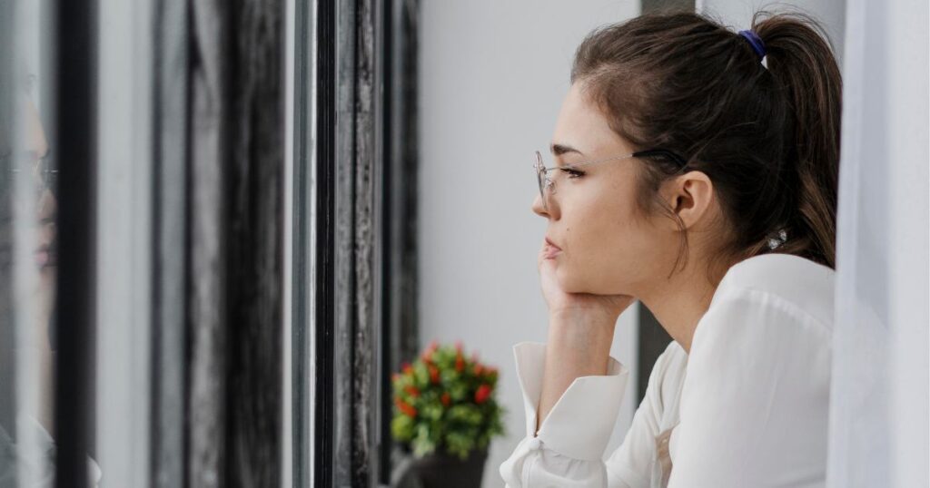 Nő ablakban – tudatos jelenlét az önbizalomhiány ellen