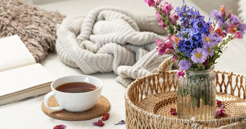 Nyugodt reggeli csendélet teával, virágokkal és könyvvel – digitális egyensúly és lassulás